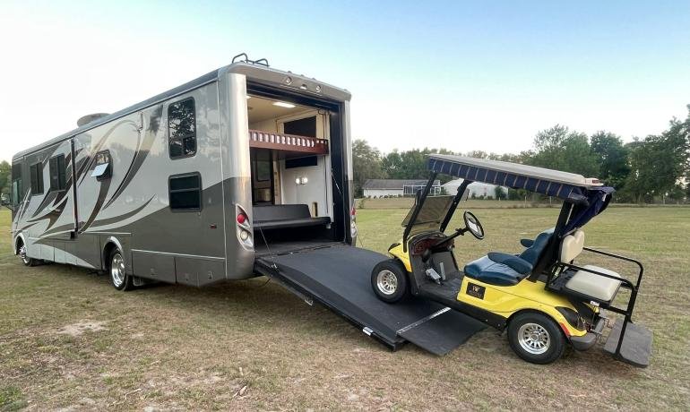 CL37 Motorhome - and Toy Houler Newmar