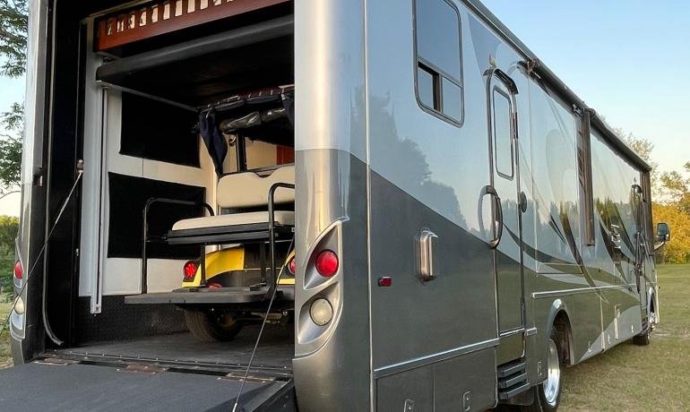 CL37 Motorhome - and Toy Houler Newmar