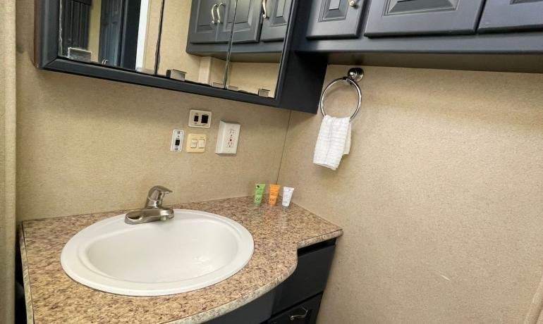 CL37 Motorhome - and Toy Houler Newmar