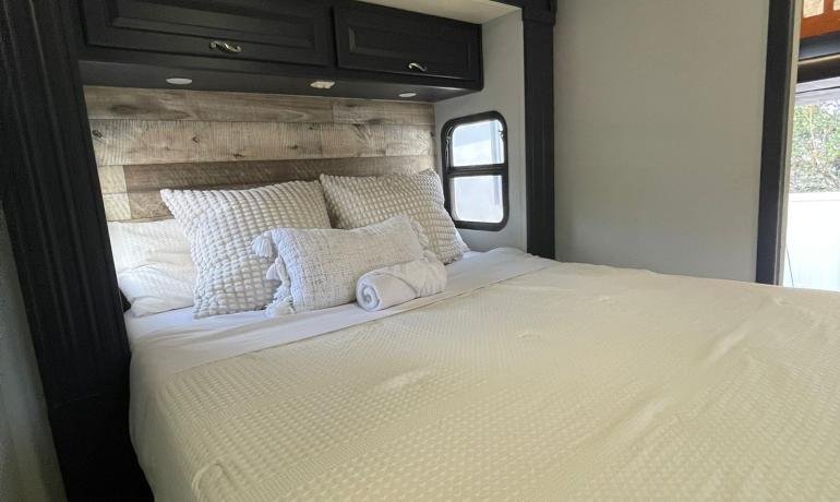 CL37 Motorhome - and Toy Houler Newmar