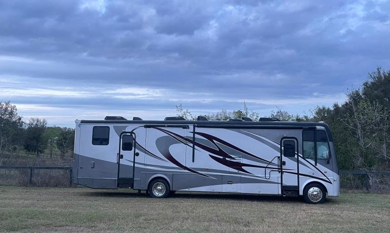 CL37 Motorhome - and Toy Houler Newmar