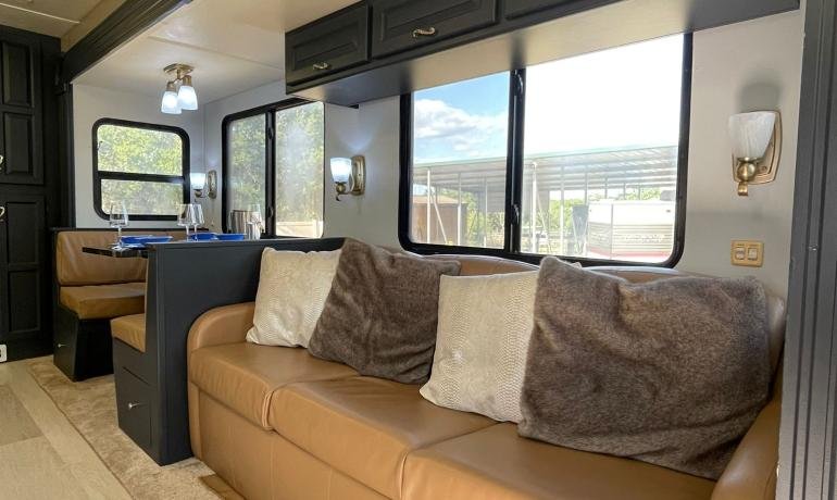 CL37 Motorhome - and Toy Houler Newmar