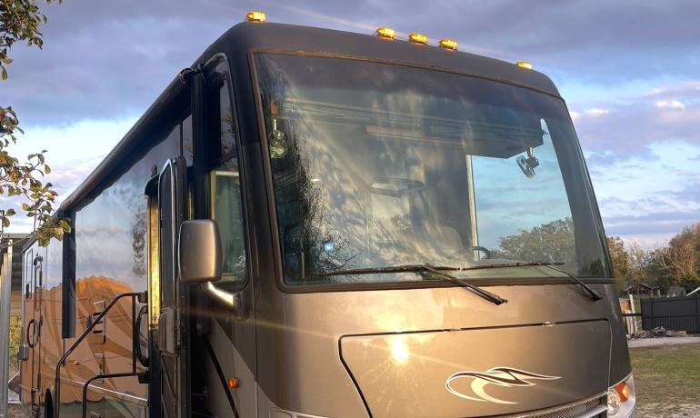 CL37 Motorhome - and Toy Houler Newmar